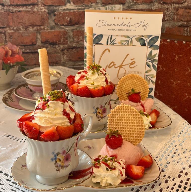 Erdbeerbecher Sternadels Hof Eismanufaktur Café
